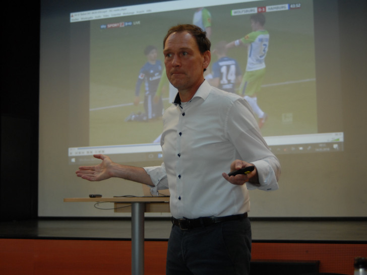 Ex-FIFA-Schiedsrichter Florian Meyer hielt einen Gastvortrag in Gifhorn. Foto: Sven Bärensprung