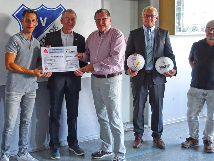 2450 Euro als Ausbildungsentschädigung für Max Brandt gingen an den TSV Geitelde. Foto: NFV Kreis Braunschweig