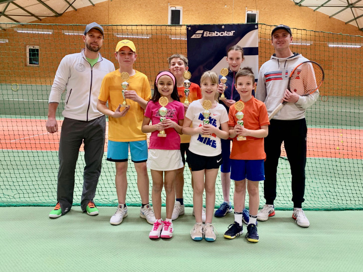 MTV-Tennisnachwuchs (vlnr.): Timour Dick, Tom-Johann Blanken, Melis Bügez, Nikita Persov, Antonina Sabien, Jara Schwelnus, Karol Sabien und Igor Djuranovic. Es fehlen Vera Darmanyan, Julia Erich und Nikolaj Käfer.