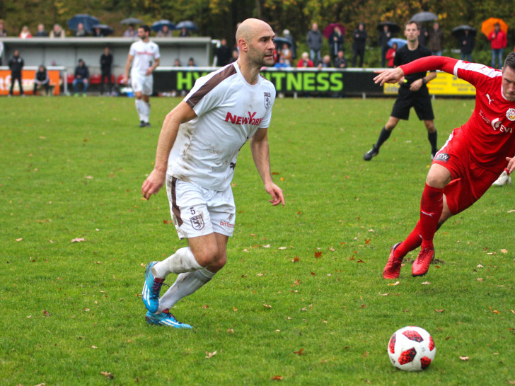 Enges Spiel: Damir Vrancic verfolgt von Ex-Turner Dome Franke. Fotos: Frank Vollmer