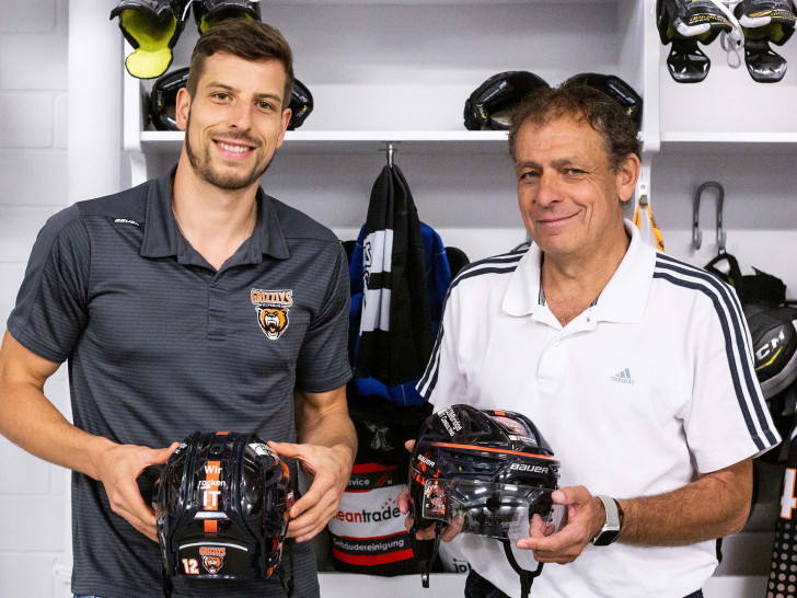 Grizzlys-Profi Armin Wurm (links) und Rainer Gruhlke, geschäftsführender Gesellschafter der COMbridge IT Cosulting GmbH. Foto: Grizzlys Wolfsburg