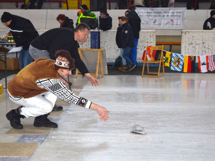 Spaßige Angelegenheit: Setzbügeleisen-Eisschießen. Foto: Veranstalter