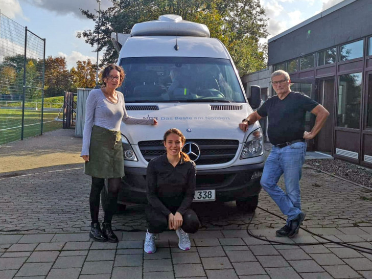 Heimtrainer Klaus Schmidt mit Kerstin und Henriette Heinichen vor dem Ü-Wagen. Foto: privat