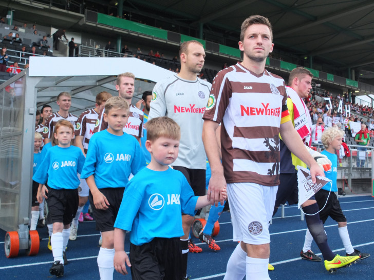 Absolutes Highlight für Julian Eggers: Als Mannschaftskapitän führte er 2014 sein Team gegen den 1. FC Köln im DFB Pokal auf das Feld. Foto: Frank Vollmer