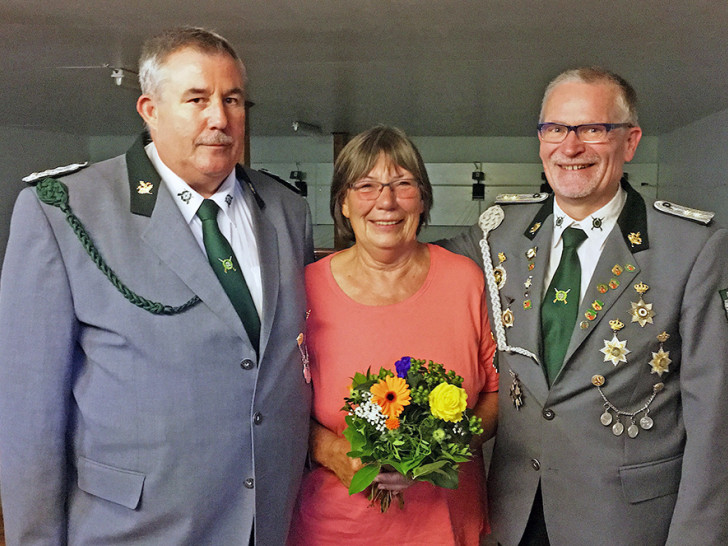 1. Vorsitzende Wilfried Schwokowski, Gewinnerin des Volkspreisschießen Marita Beck und Schatzmeister Holger Loest. Foto: Peter G. Matzuga
