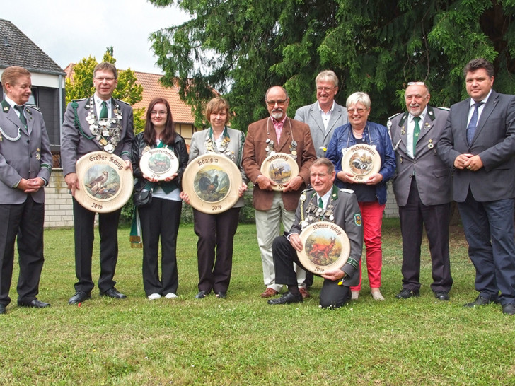 V.l.n.r.: Matthias Assmann, Lothar Lange (Großer König), Michelle Müller (Juniorenkönigin), Birgit Müller (Königin), Axel Wietasch (Volkskönig), Ortsbürgermeister Klaus-Martin Jungkurth, Manfred Kämpfer (Kleiner König, kniend), Anni Puttkammer (Volkskönigin), Peter Giezel, Stellv. Kreistagsvorsitzender CDU Uwe Schäfer. Foto: privat