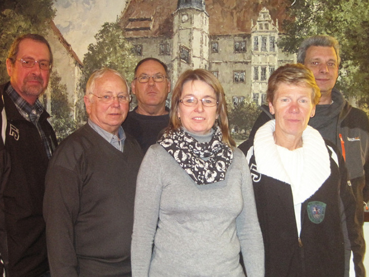 Freuen sich auf die Bezirksliga (v. l.): Achim Werner, Hans-Albert Drewes, Rainer Meier, Barbara Bergmann,  Simone Bertram, Klaus Miebach. Foto: privat