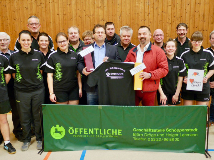 Holger Lehmann und Dirk Finkelmann (beide vorn Mitte) übergaben die neuen Punktspieltrikots an die Tischtennisspieler des TSV Schöppenstedt. Foto: TSV/privat
