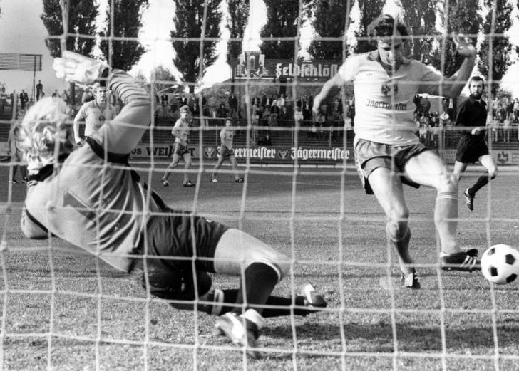 Am 20. September 1979 Peter Lübeke (Eintracht Braunschweig) gegen Martin Burmeister (Holstein Kiel  Foto: imago/Rust
