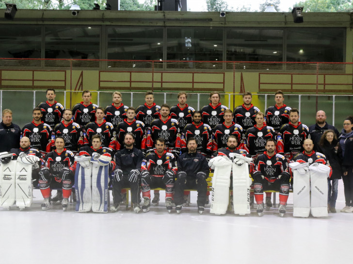 vorn (v.l.): Mario D´Antuono, Artjom Kostyrev, Leon Hungerecker, Trainer Norbert Pascha, Nick Pitsikoulis, Trainer Tomas Martinec, Fritz Hessel, Alexander Engel, Dennis Korff
mitte (v.l.): Thomas Limberg, Max Bauer, Patrik Franz, Richard Zerbst, Christian Schock, Marcel Deich, Sammy Banga, Thomas Schmid, Lukas Brückner, Florian Böhm, Karsten Barke, Biggy Overbeck, Janine Görmer
hinten (v.l.): Erik Pipp, Noah Nijenhuis, Bastian Schirmacher, Thomas Herklotz, Tim Lucca Krüger, Lasse Bödefeld, Nico Schnell, Louis Trattner.
Foto: Frank Neuendorf