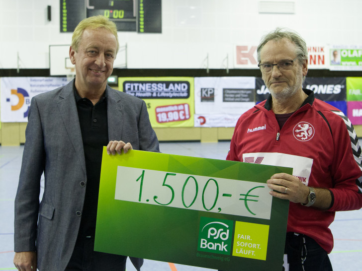 1500 Euro für den MTV-Nachwuchs: Paul Uwe Hartmann (PSD Bank) und Hans-Werner Gebert (MTV). Foto: Reinelt/PresseBlen.de