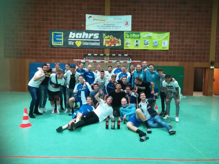 Schöner Nebeneffekt: Die 1. Herren des SSV Vorsfelde feiert gemeinsam nach großer Unterstützung den Heimsieg mit den Handballern. Foto: SSV Vorsfelde