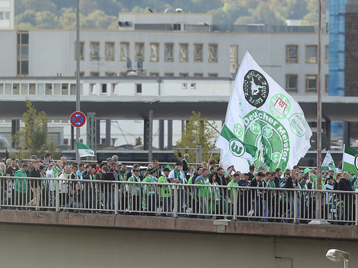 Die Fans feierte 20 Jahre Bundesliga in Wolfsburg. Foto: Agentur Hübner