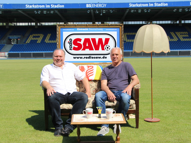 Mario A. Liese (Geschäftsführer und Programmchef von radio SAW) und Peter Vollmann (Sportdirektor Eintracht Braunschweig). Foto: Eintracht Braunschweig