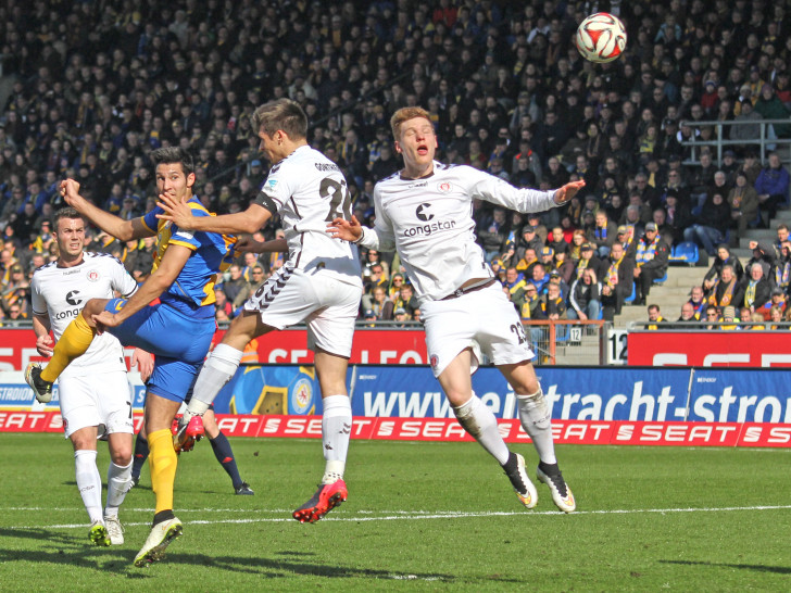 Immer enge Spiel: Eintracht Braunschweig gegen den FC St. Pauli. Foto: Frank Vollmer