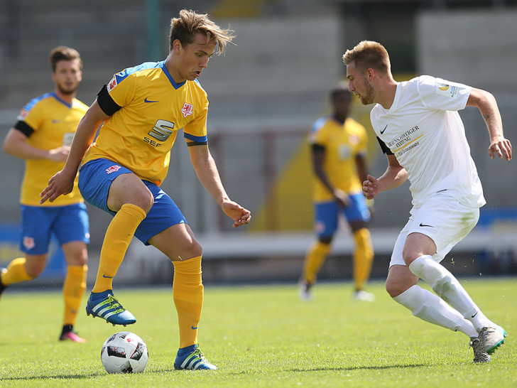 Philipp Tietz am Ball gegen Paul Lakaschus von Freie Turner. Foto: Agentur Hübner