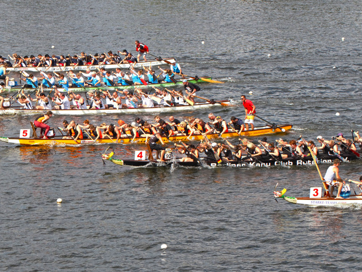 In der zweiten Bahn von unten in schwarzen Race-Shirts die erfolgreichen Drachenboot-Damen aus Wolfsburg. Foto: Speedform-Dragons