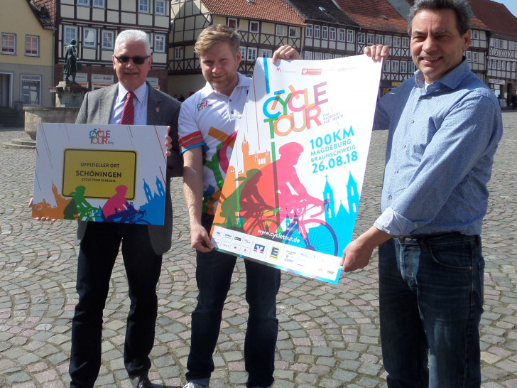 Partner 2018 sind die Stadt Schöningen und das paläon. Veranstalter Martin Hummelt überreichte nun das offizielle Label „Cycle Tour-Ort“ an Bürgermeister Henry Bäsecke und Thomas Neubert. Foto: Anke Grundmann