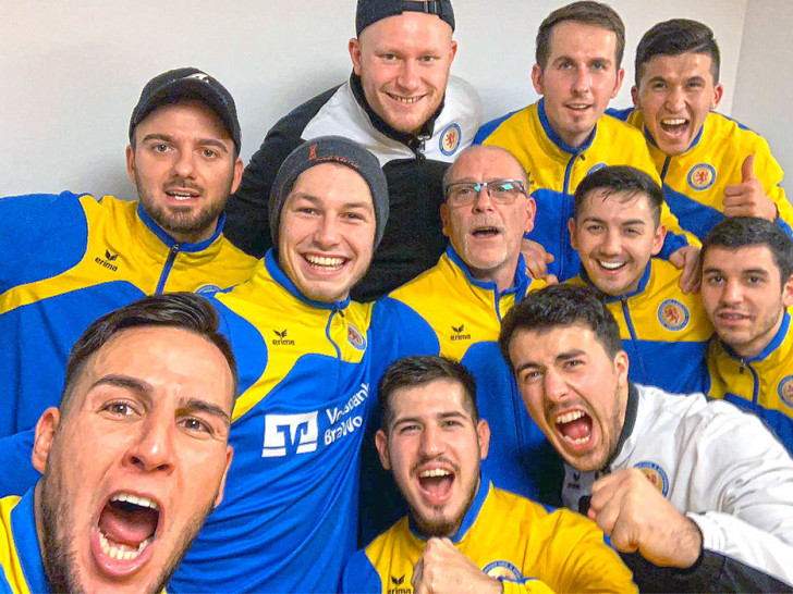 Nach dem obligatorischen Kabinen-Selfie erklang das bekannte Derbysieger-Liedchen im Umkleidetrakt der Ottfried-Preußler-Schule.