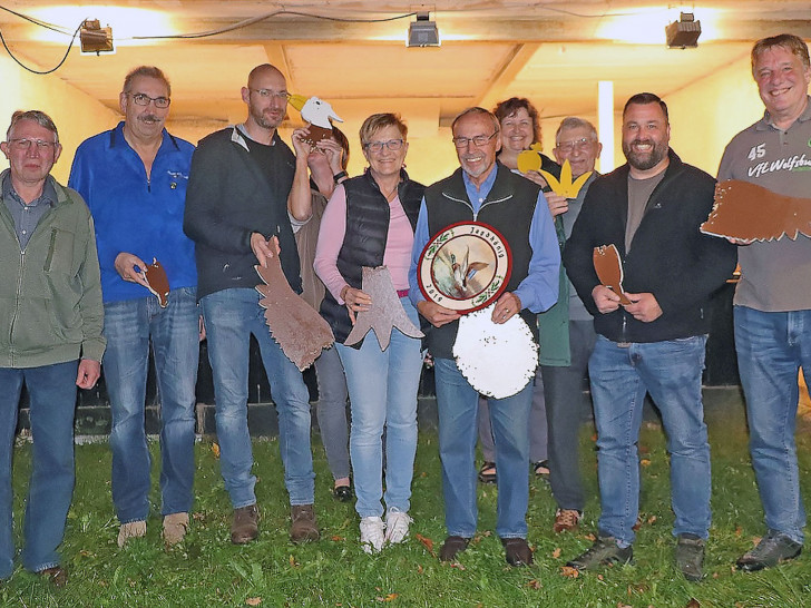 Alle erfolgreichen Schützen beim Jagdkönigschießen 2019 - in der Mitte mit der Jagdkönigscheibe Manfred Modler - Jagdkönig 2019. Foto: SG Wolfsburg