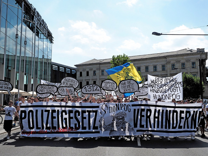 Die Fußballfans zogen bei der Demonstration auch am Schloss vorbei. Im Nachgang erhielten sie dort Hausverbot, was für einige Verwirrung sorgte Foto: privat