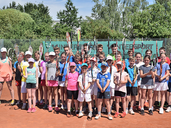 Jugendwart Marcel Schelesnow mit Teilnehmern des achten Tennis-Ferien-Camps. Foto: Moritz Eden/Heidberger Tennis-Club 