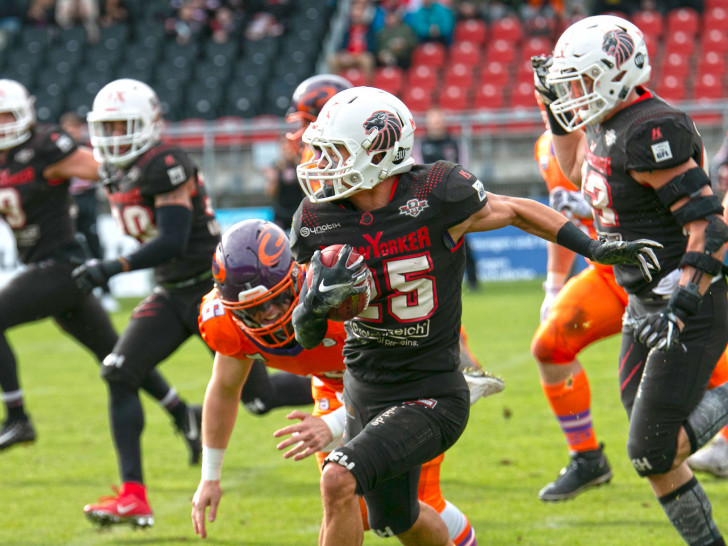 Braunschweigs Passverteidiger Benjamin Barnes (#25, hier beim ersten TD des Tages) und die Defense übten von Beginn an hohen Druck aus und zwangen vor allem Quarterback Cluley vermehrt zu Fehlern. Foto: Fabian Uebe