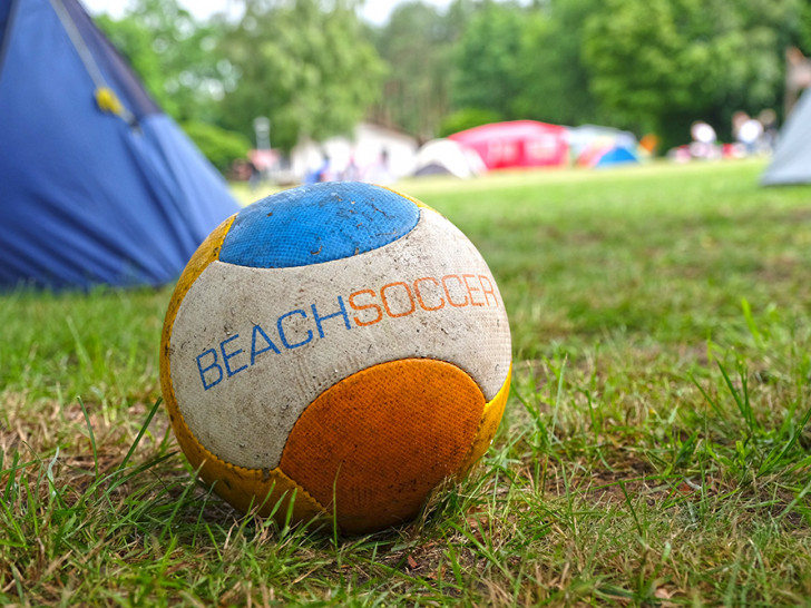 Zelten, Strand und Sand: Auch der 16. Beach Soccer Cup am Tankumsee war ein Genuss für die Freunde des Barfußspielens. Foto: Oliver Westermann