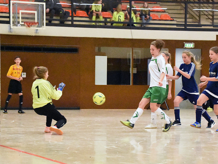 Sicktes C-Juniorin Lia Bode (helles Trikot) hatte sich durchgesetzt und erzielt den 1:0 Siegtreffer für ihre Mannschaft im Spiel gegen den SV Upen. Foto: H.-H. Brandes