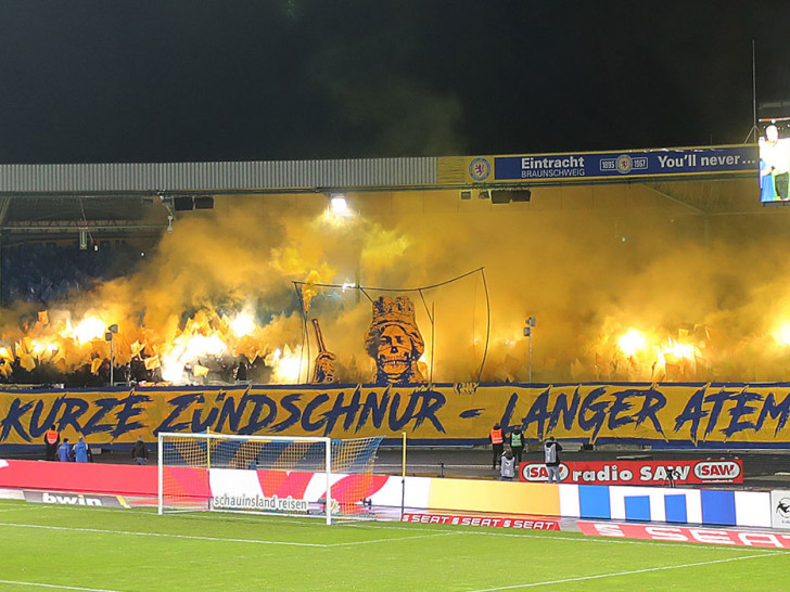 Die Blöcke 8 und 9 des Eintracht-Stadions zündeten vor dem Heimspiel gegen den FSV Zwickau. 