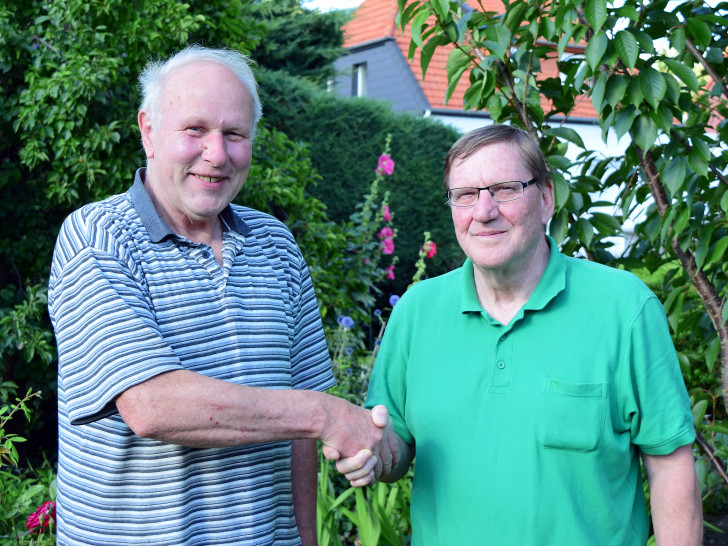 Im Garten seines Hauses nimmt Bernd Felis (links) die Glückwünsche von Hans-Jürgen Stellmach entgegen. Foto Heiner Brandes
