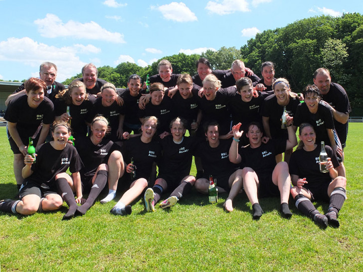 Aufstieg in die Oberliga 2014. Sven Bothe (ganz rechts) und seine Frauen. Foto: Vollmer