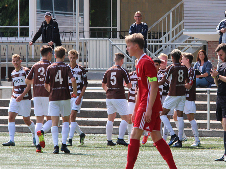 Freie Turner U19 bejubeln das 2:0 von Maxim Safronow. Fotos: Frank Vollmer