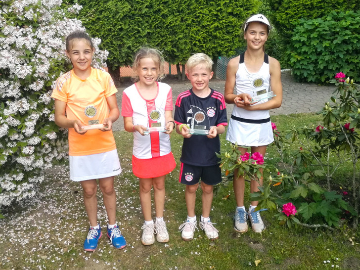 Srahlende Sieger (v.l.n.r.): Emilie G. (1. Platz U 11), Cilia S. (1 Platz U 10), Luan S. (3. Platz U 8), und Maria L. (1. Platz U 14) vom Heidberger Tennis Club waren bei den Regionsmeisterschaften erfolgreich. Foto: Heidberger Tennis Club