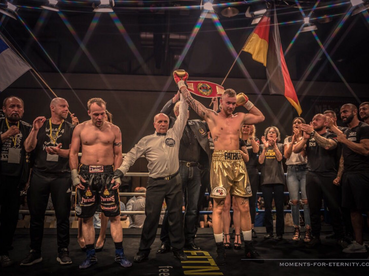 Die Krönung: Patrick Rokohl ist neuer Weltmeister im Halbschwergewicht der GBU. Foto: Peter Widera