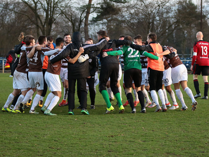 Kollektiver Jubel bei Freie Turner Braunschweig. Das 3:1 war unerwartet, aber hochverdient. Fotos: Rhett Hunze