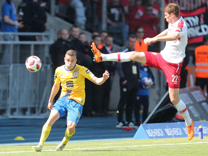 Ist Lasse Schlüter (re. mit Mike Feigenspan) im Anflug auf Braunschweig? Foto: Agentur Hübner