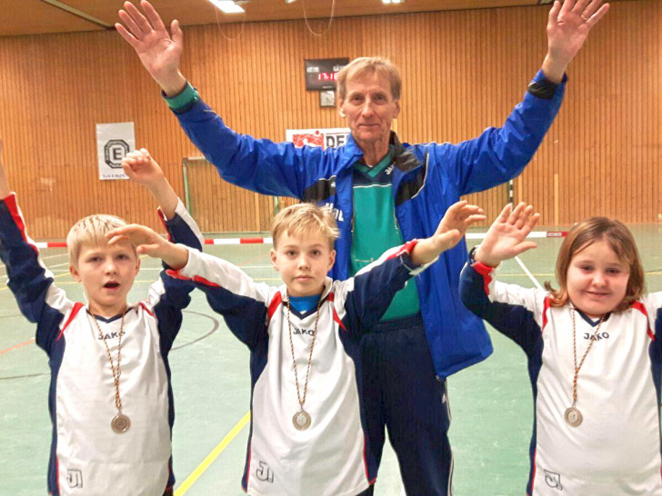 Bjarne Oost, Steen Reich und Lena Wermke freuen sich mit Trainer Klaus Manzke über Silber bei der Bezirksmeisterschaft. Foto: privat