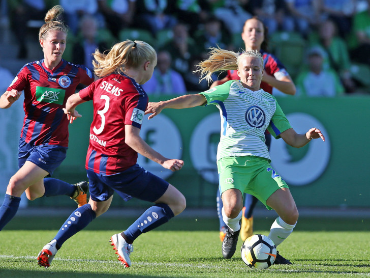 Topspiel im Pokal: Pernille Harder umringt von drei Potsdamerinnen. Foto: Agentur Hübner/Archiv