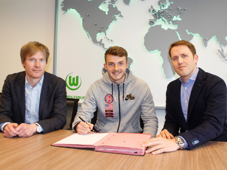 VfL-Geschäftsführer Dr. Tim Schumacher, Jannes Horn, VfL-Sportdirektor Olaf Rebbe (v.l.n.r.). Foto: VfL Wolfsburg