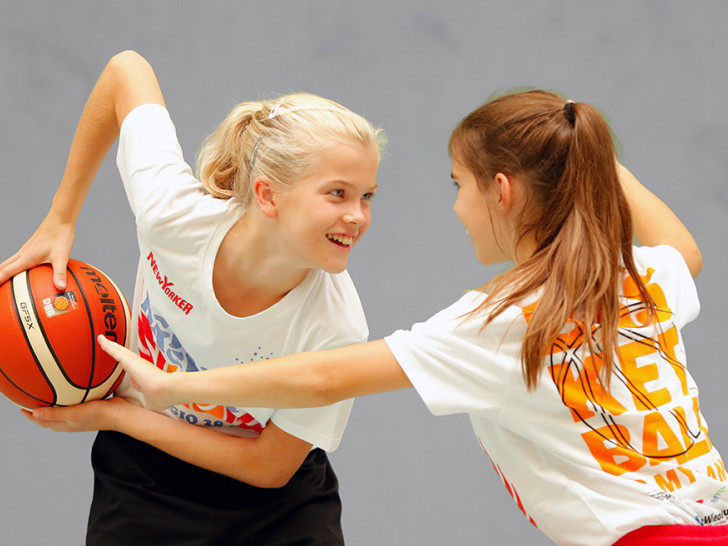 Ida Bikker (ehem. GS Waggum) und Julia Schulz (ehem. GS Hinter der Masch) kamen vor zwei Jahren durch die Schulaktion zum Basketball und sind mittlerweile begeisterte Basketballerinnen. Foto: privat
