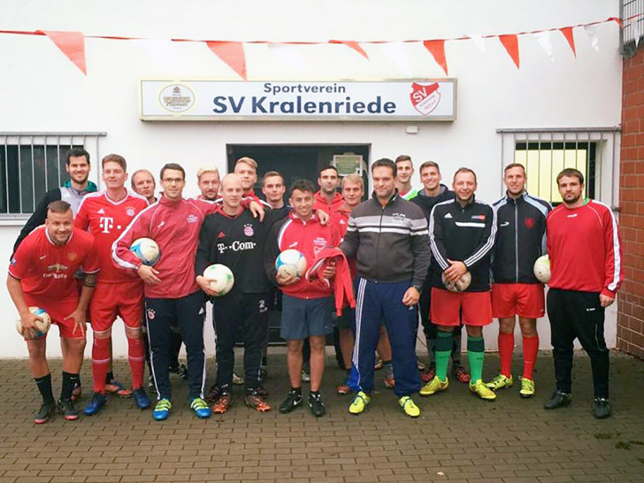 Kralenriedes zweite Mannschaft und der junge Iraker Majeed. Foto: privat