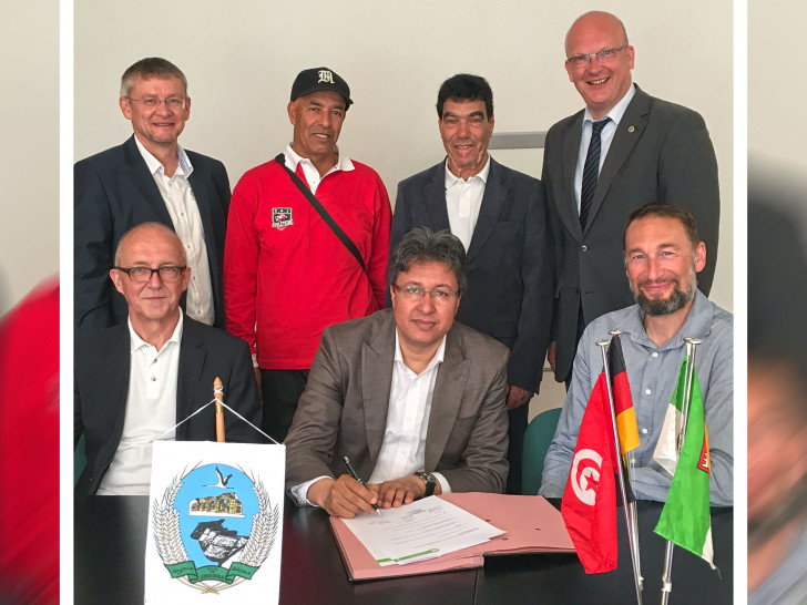 Der VfL Wolfsburg e.V. und der Leichtathletik-Club C.A.J. aus Jendouba unterzeichnen einen Kooperationsvertrag im Rahmen der Städtepartnerschaft (Abteilungsleiter Leichtathletik Peter Wittke, unten links; Noomen Mejri, unten Mitte; VfL-Geschäftsführer Stephan Ehlers, unten rechts). Foto: Stadt Wolfsburg