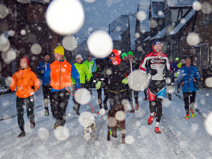 Heftiger Schneefall beleitete das Teilnehmerfeld, links Anke Meinberg. Foto: Friedrich-Wilhelm Schneider