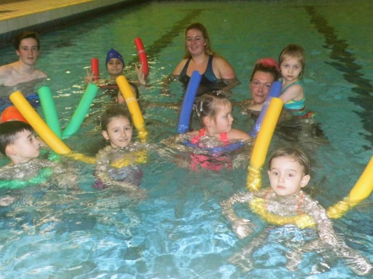Die Schwimmausbildung für die Kleinsten betreuen unter anderem (v. l.)Peer
Laubner, Amy Justen und Schwimm-Meisterin Pia Jaschiniok. Foto: Andreas Meißler