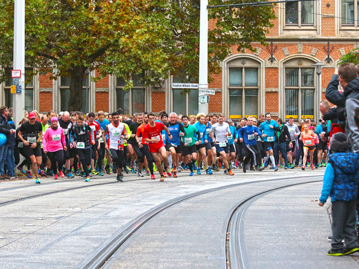 Über tausend Läufer werden am Sonntag wieder auf Braunschweigs Straßen unterwegs sein. Foto: Frank Vollmer/Archiv