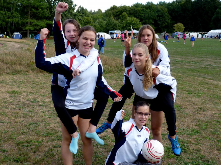 Paula Jäger, Jule Jäger, Mathilde Véron, Annika Betker und Lara Knoff vom SCE Gliesmarode freuen sich über den 3.Platz beim Turnier des TV Uelzen. Foto: Verein