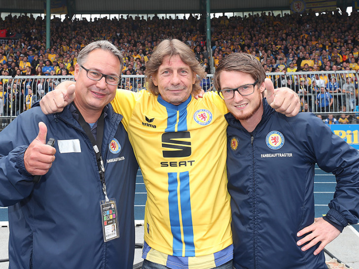 "Ein Gefühl wie Vaterwerden", lacht Brockmann. Vor der Südtribüne bekam der Eintracht-Fan von den Fanbauftragten Erik Lieberknecht (li.) und Nils Burgdorf (re.) das Trikot überreicht. Foto: Agentur Hübner