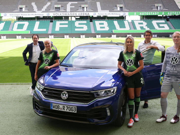 Peter Jost (Leiter Marketing und Vertrieb bei Volkswagen R), Pernille Harder, Lena Goeßling, Michael Meeske (Geschäftsführer der VfL Wolfsburg-Fußball GmbH), Hedvig Lindahl (vlnr.). Foto: VfL Wolfsburg