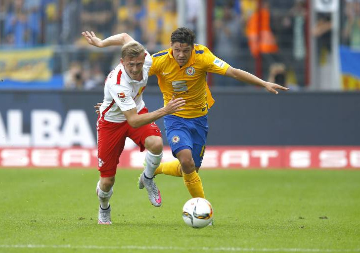 Im August 2015: Mirko Boland jagt Georg Teigl, der damals noch für RB Leipzig spielte. Foto: imago/Sielski